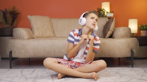 Junge-Hört-Zu-Hause-Musik-Mit-Kopfhörern